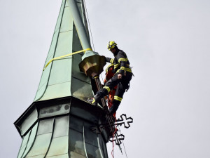 Vichřicí nalomenou špici kostelní věže v Sokolově se konečně podařilo snést na zem