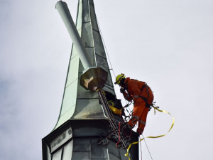 Vichřicí nalomenou špici kostelní věže v Sokolově se konečně podařilo snést na zem