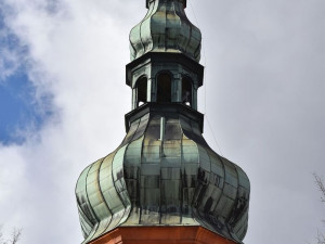 Vichřicí nalomenou špici kostelní věže v Sokolově se konečně podařilo snést na zem