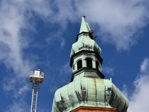 Vichřicí nalomenou špici kostelní věže v Sokolově se konečně podařilo snést na zem