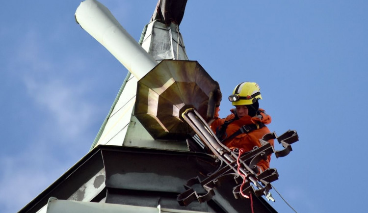 O snesení věže se hasiči pokoušeli nejpve ještě během vichřice