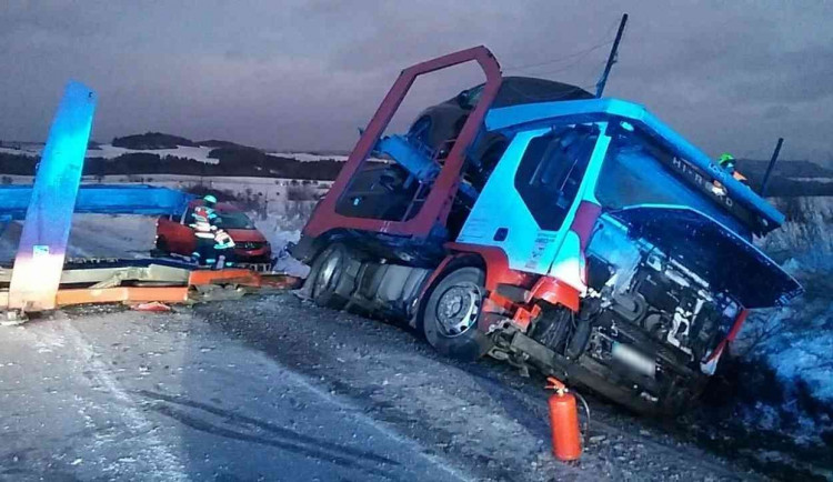 Vysoká škoda byla způsobena vážnější dopravní nehodou, která se stala 7. ledna. Na silnici I/6 u odbočky na Žlutice havarovala tři osobní auta a jedno nákladní, které převáželo osobní auta.