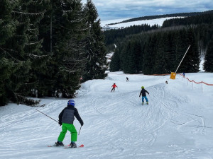 V lyžařských areálech v Karlovarském kraji jsou ideální podmínky k lyžování