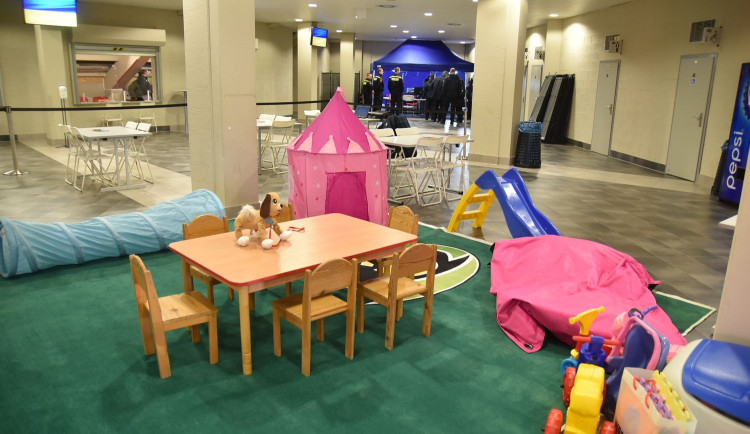 Centrum v KV Areně odbavilo za den přes 200 uprchlíků z Ukrajiny