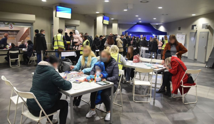 Od úterního večera je v provozu Krajské asistenční centrum pomoci Ukrajině v KV Aréně.