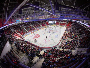 Hokejisté vyklidí kabiny. KV Arena poslouží jako útočiště Ukrajincům