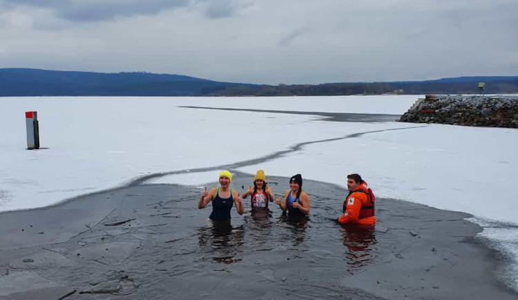 Otužilci vytvořili na lipenské přehradě nový rekord