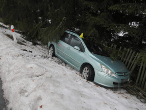 Řidič vyjel ze silnice a narazil do plotu. Nadýchal přes dvě promile