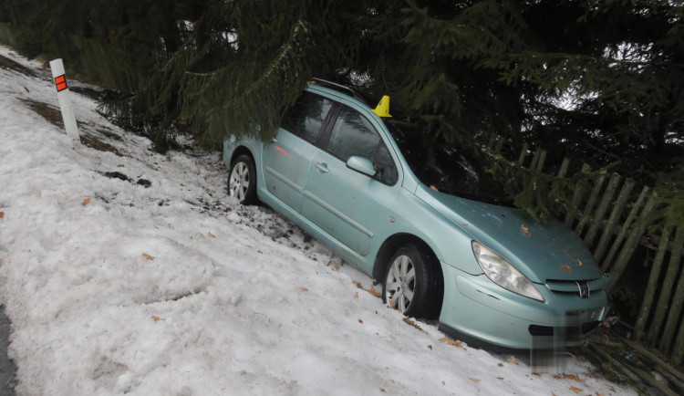 Řidič vyjel ze silnice a narazil do plotu. Nadýchal přes dvě promile