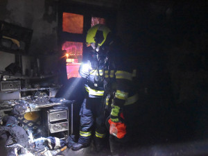 Hasiči zachraňovali z hořícího domu i tři uprchlíky z Ukrajiny, dva lidé se při požáru popálili