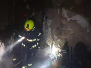 Hasiči zachraňovali z hořícího domu v Karlových Varech i tři uprchlíky z Ukrajiny, dva lidé se popálili