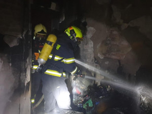 Hasiči zachraňovali z hořícího domu v Karlových Varech i tři uprchlíky z Ukrajiny, dva lidé se popálili