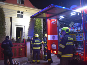 Hasiči zachraňovali z hořícího domu v Karlových Varech i tři uprchlíky z Ukrajiny, dva lidé se popálili