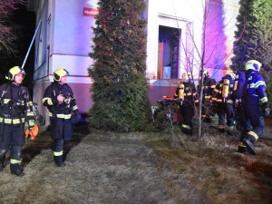Hasiči zachraňovali z hořícího domu v Karlových Varech i tři uprchlíky z Ukrajiny, dva lidé se popálili
