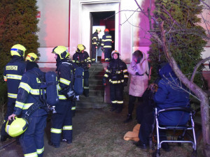 Hasiči zachraňovali z hořícího domu v Karlových Varech i tři uprchlíky z Ukrajiny, dva lidé se popálili