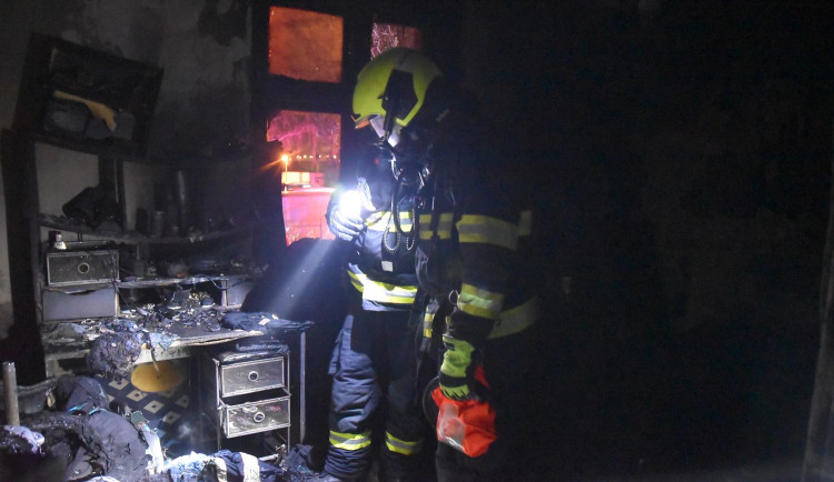 Požár uvnitř bytového domu likvidovali v noci hasiči v karlovarské městské části Bohatice