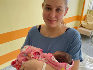 V sokolovské nemocnici se narodila malá Katarina. Její maminka přišla do Čech z Ukrajiny