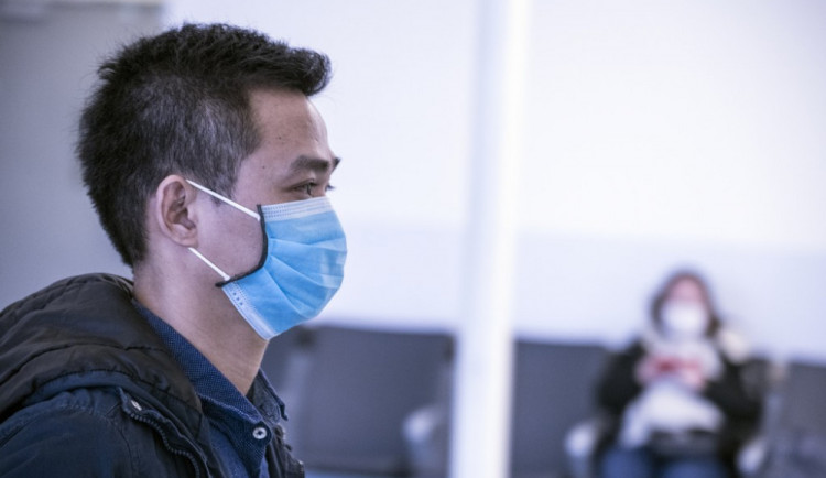 Respirátory zůstanou povinné v dopravě či zdravotnictví