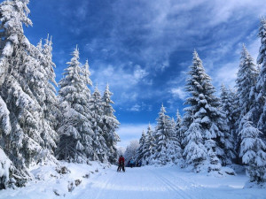 Na horách v západní části Krušných hor jsou stále dobré podmínky k lyžování