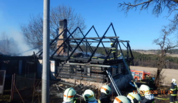 Škodu za pět milionů napáchal požár roubenky na Prachaticku