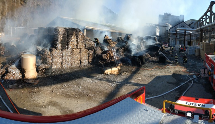 Ve Větřní vypukl požár v areálu papíren. Hašení ztížil silný vítr