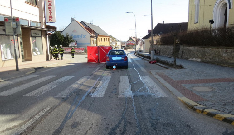 V Lišově srazil na přechodu řidič chodkyni. Žena na místě zemřela