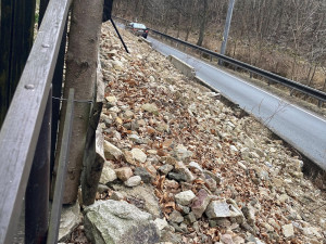 Karlovarský kraj nechá stabilizovat svah u silnice v Údolí u Lokte