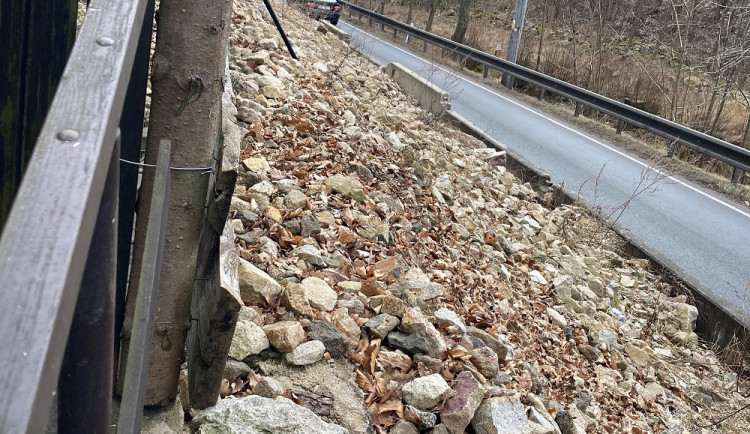Karlovarský kraj nechá stabilizovat svah u silnice v Údolí u Lokte
