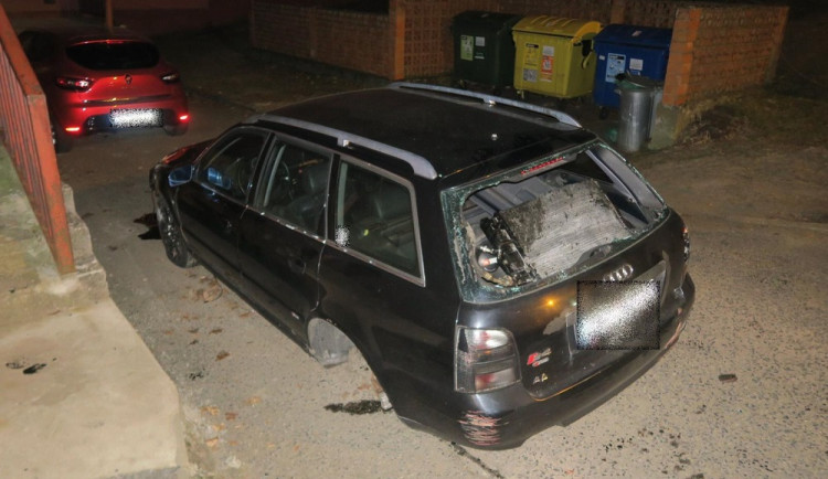 Řidička vyjela ze silnice a havarovala. Z místa nehody ujela, ale pozdeji se vrátila