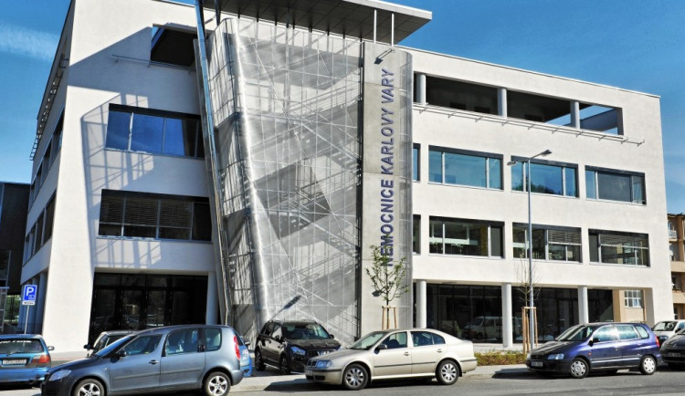V karlovarské nemocnici začala demolice bývalého plicního pavilonu