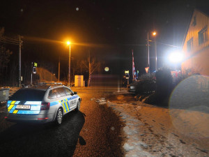 Řidič havaroval u vlakového přejezdu v Chodově. Nadýchal přes jednu promile