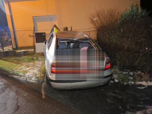 Řidič havaroval u vlakového přejezdu v Chodově. Nadýchal přes jednu promile