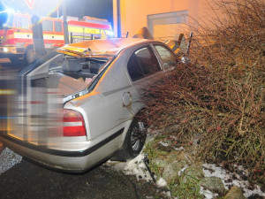 Řidič havaroval u vlakového přejezdu v Chodově. Nadýchal přes jednu promile