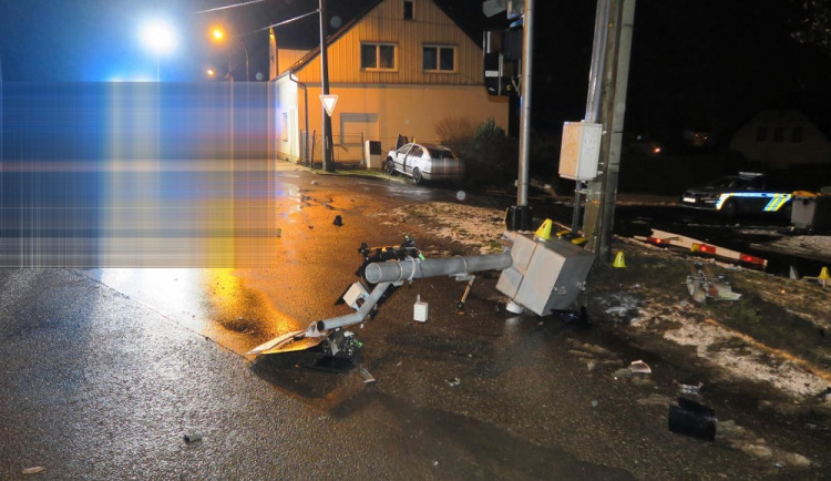 Řidič havaroval u vlakového přejezdu v Chodově. Nadýchal přes jednu promile