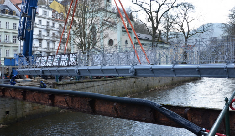 Jeřáb uložil konstrukci Goethovy lávky v K. Varech na připravené nosníky