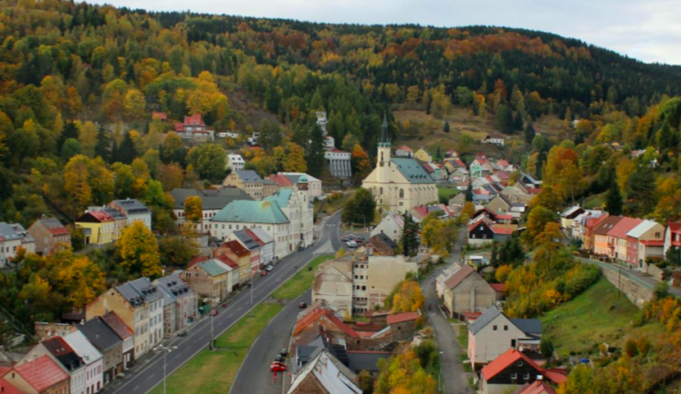 Jáchymov vyhlásil další referendum ke stezce v oblacích na Klínovci