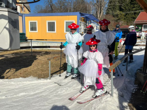 Karneval na lyžích na Bublavě přilákal díky slunečnému počasí stovku lyžařů
