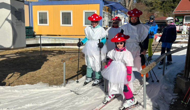 Karneval na lyžích na Bublavě přilákal díky slunečnému počasí stovku lyžařů
