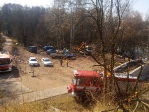 Tělo dělníka na stavbě v Chebu propíchly na několika místech armovací dráty