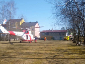 Tělo dělníka na stavbě v Chebu propíchly na několika místech armovací dráty