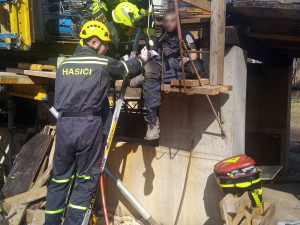 Tělo dělníka na stavbě v Chebu propíchly na několika místech armovací dráty