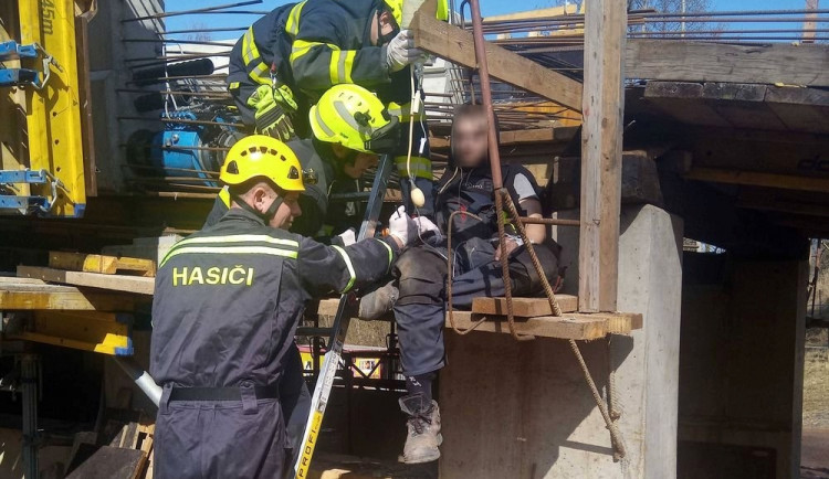 Tělo dělníka na stavbě v Chebu propíchly na několika místech armovací dráty