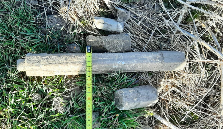 Čtyři plně funkční zápalné letecké pumy britské armády našel muž v lese poblíž Chebu