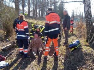 Hasiči zachraňovali muže, který po hlavě spadl úzké šachty.