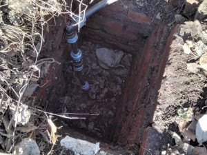 Hasiči zachraňovali muže, který po hlavě spadl úzké šachty.