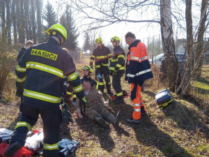 Hasiči zachraňovali muže, který po hlavě spadl úzké šachty.