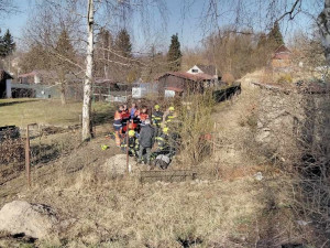 Hasiči zachraňovali muže, který po hlavě spadl úzké šachty.
