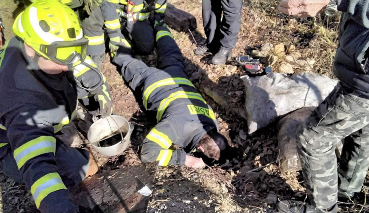Hasiči zachraňovali muže, který po hlavě spadl úzké šachty.