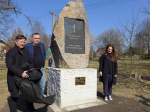 Pomník v Olšových Vratech znovu připomíná oběti dvou světových válek