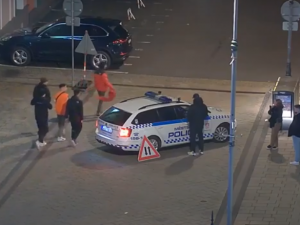 Rozjařená skupinka se fotila s ukradenou dopravní značkou přímo pod kamerou městské policie